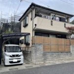 車が前に停まっている外壁塗装をしたばかりの家の画像。シンプルで落ち着いた雰囲気を醸し出しています