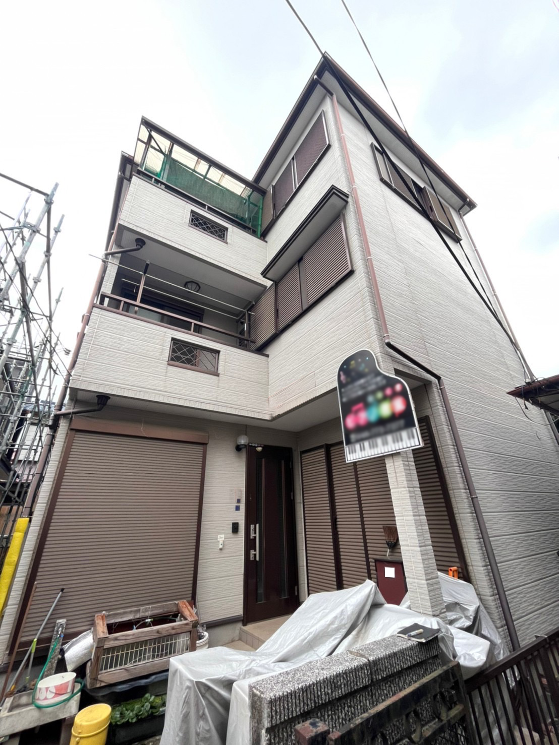 上尾市二ツ宮の外壁が傷み始めた３階建て戸建て住宅