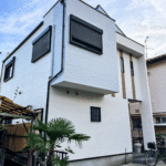外壁の塗装工事を終えた二階建ての戸建て住宅