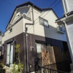 市川市柏井町の軽量な金属サイディングで上張りされた戸建て住宅