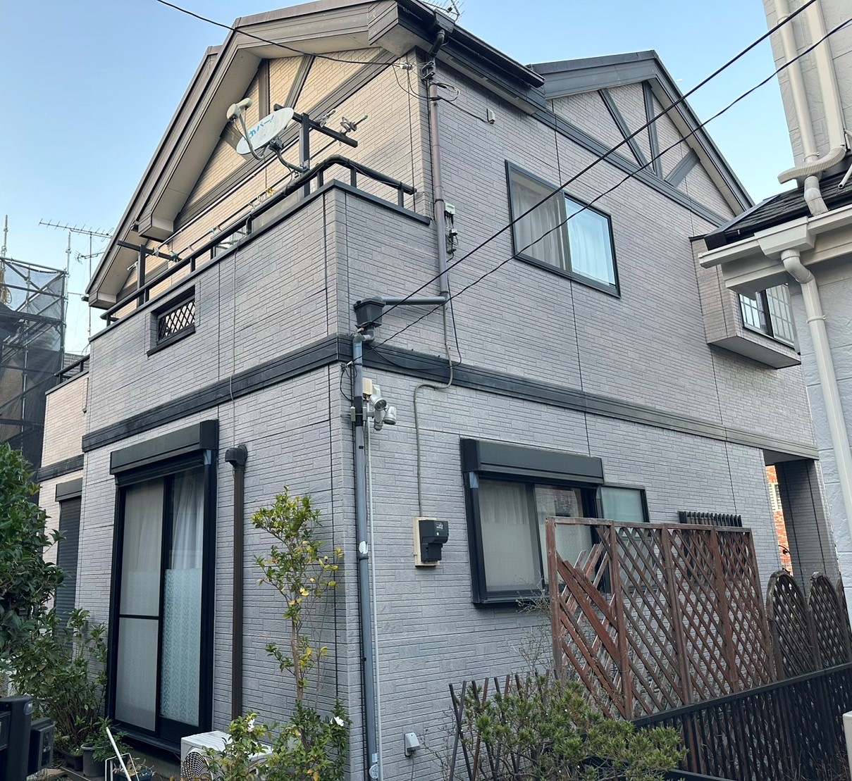 市川市柏井町の窯業系サイディングの色が抜けて白んだ様子