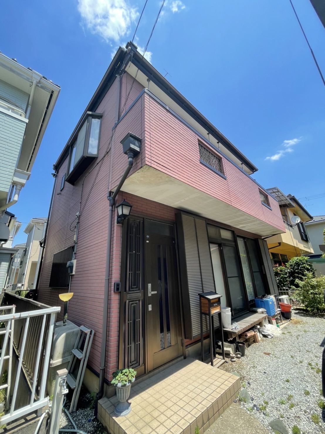 蓮田市西新宿のピンク系の外壁の二階建て戸建て住宅