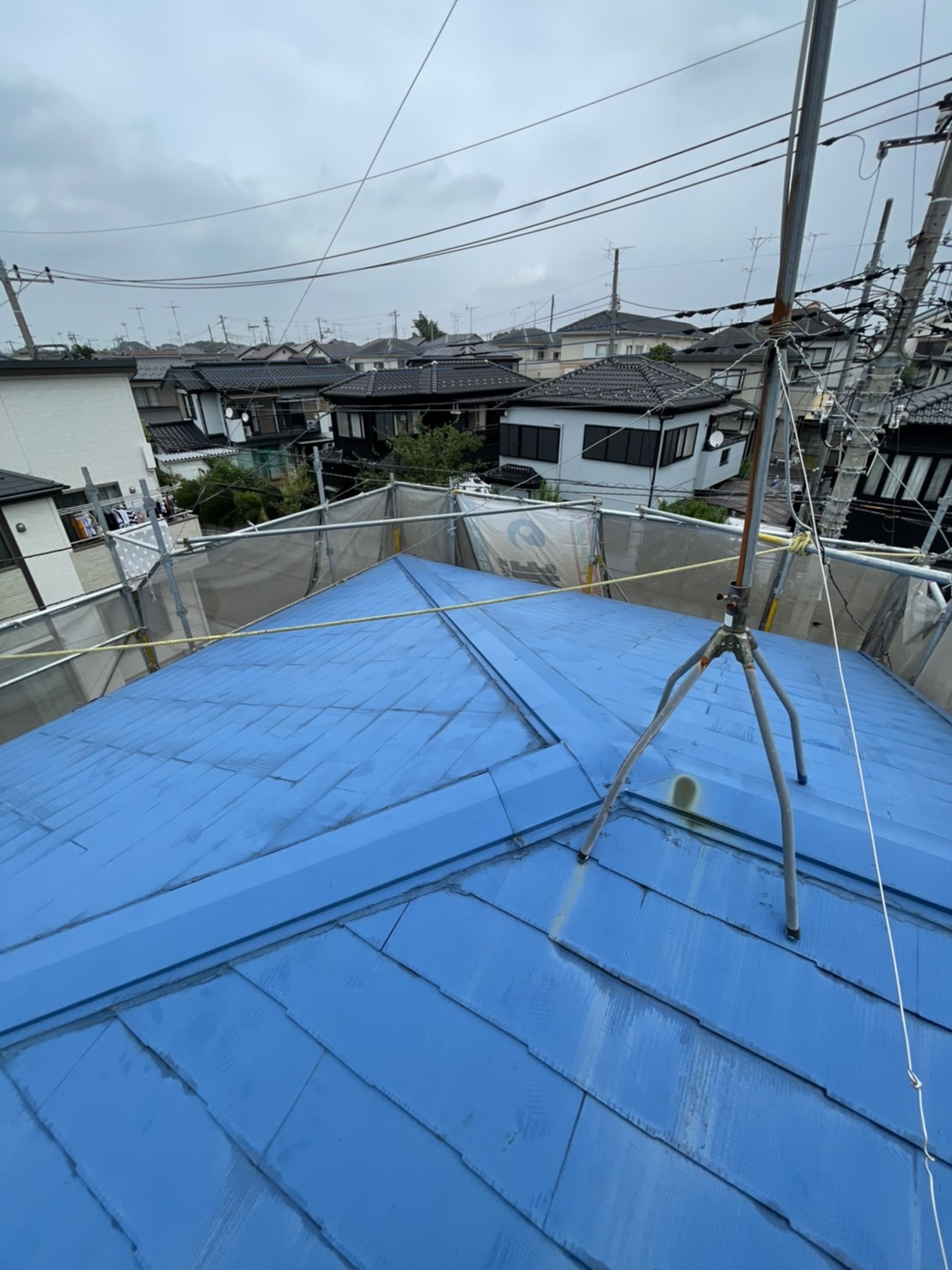 上尾市瓦葺の青いコロニアル屋根に雨筋がついている