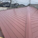 ファインパーフェクトベストのブラウンで塗装されたコロニアルの住宅屋根