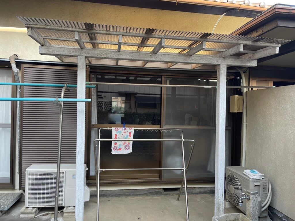 木材と波板で作成されたテラス。経年劣化が激しい