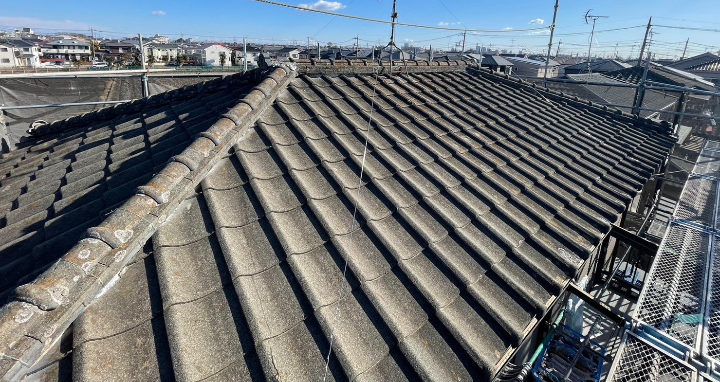 さいたま市西区土屋の重そうなセメント瓦の屋根の家