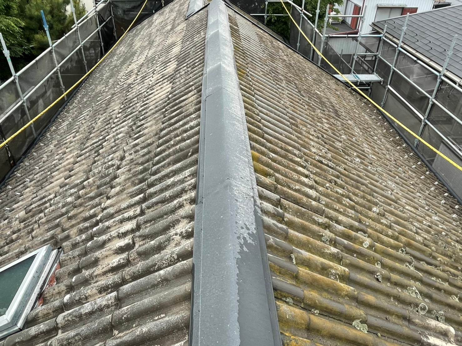 八潮市八潮の塗料がとれて、瓦のコンクリート地があらわになった屋根