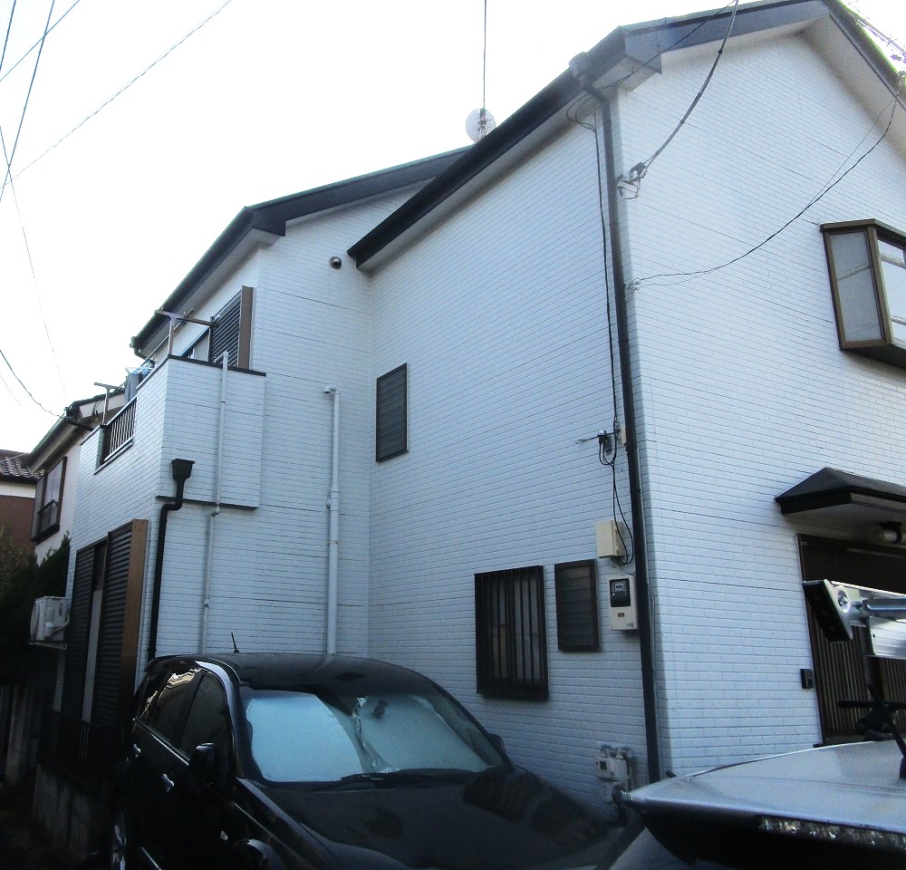 川口市南前川で汚れた白いサイディングのお住まい