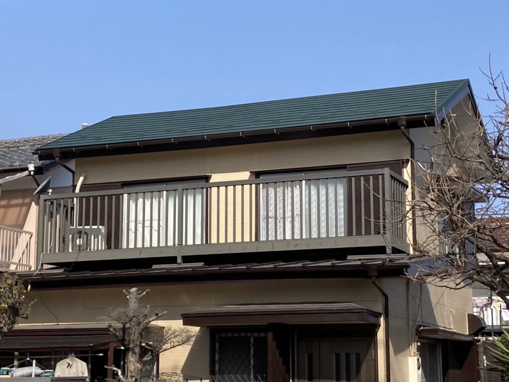 越谷市南荻島のスーパーガルテクト・Sシェイドモスグリーンの屋根の家