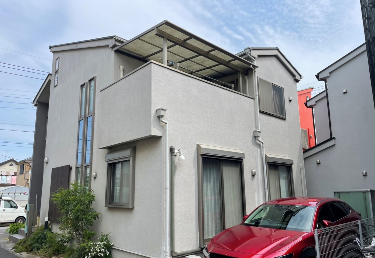 草加市稲荷の薄い色の面積が広く塗り分けられた外壁の住宅