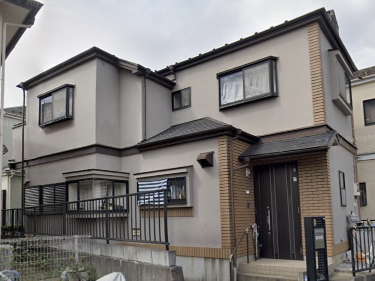 流山市加にて経年劣化でくすんだ外壁の戸建て住宅