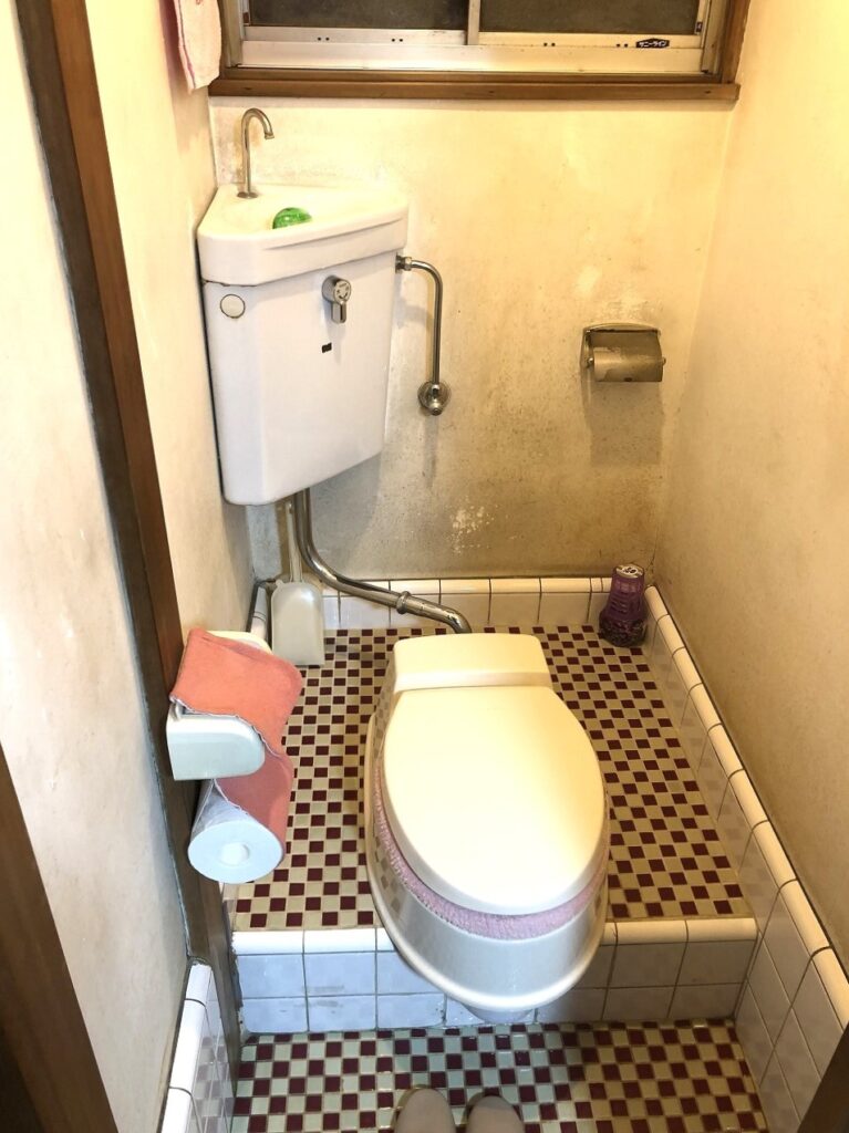 川口市の和式トイレに洋式便座を設置したタイルトイレ