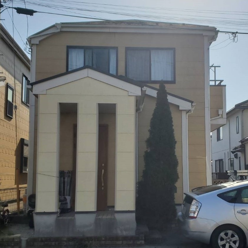 外壁塗装前のくすんだ外観の戸建て住宅