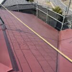落ち着いた赤で塗装されたコロニアルの屋根