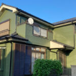 グリーンが美しい外壁の戸建て住宅