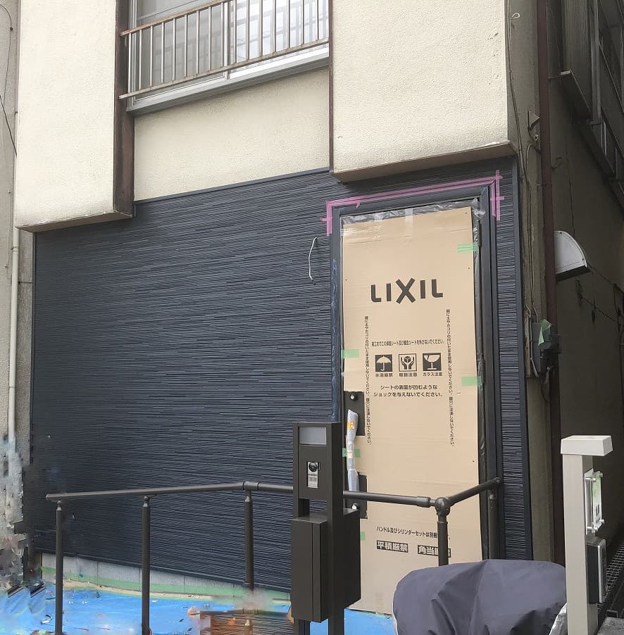 壁とドアを新設した住宅