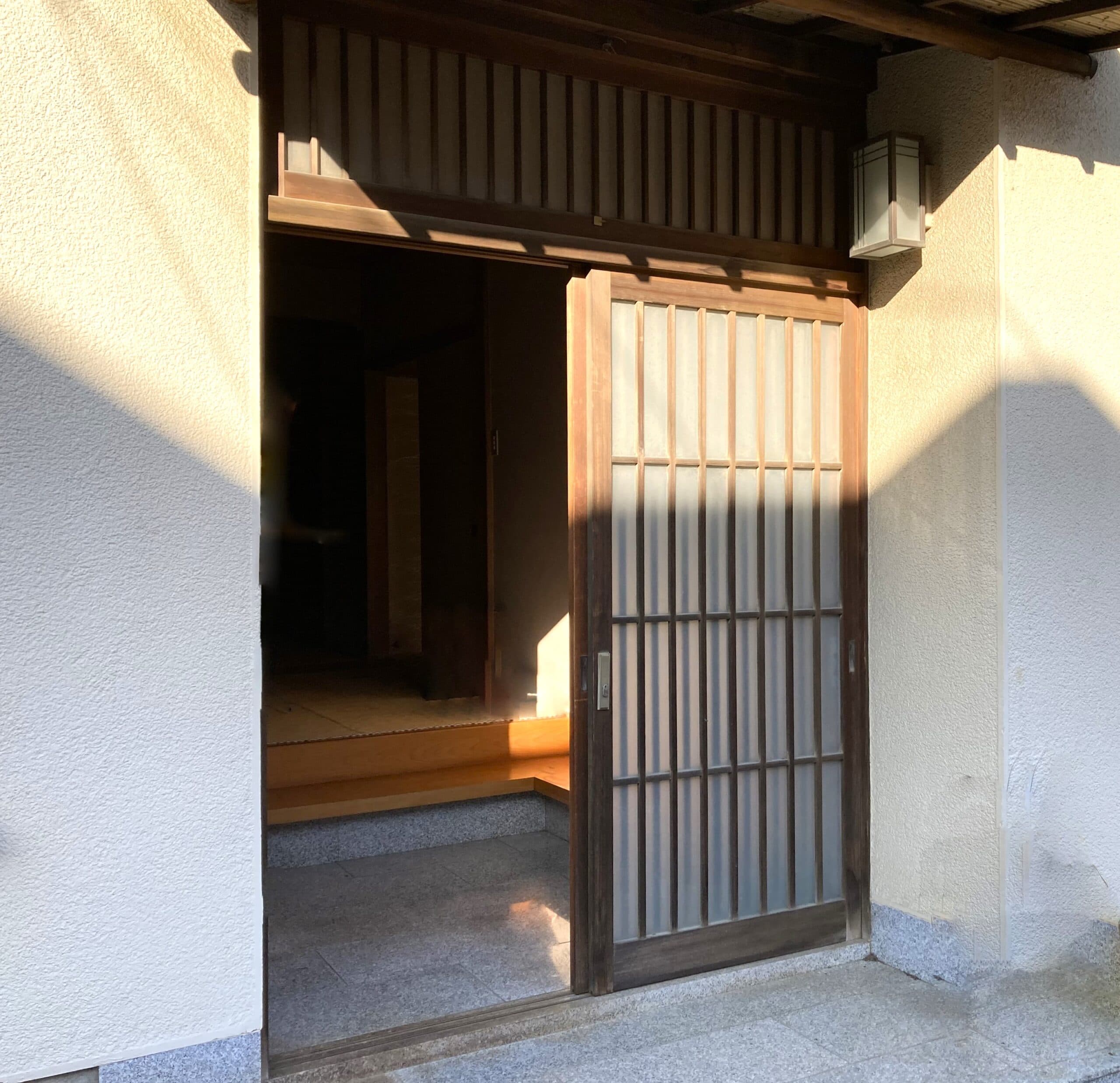 欄間のついた引き戸の和調玄関ドア