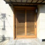 木調の横桟タイプの和風引き戸アルミドア