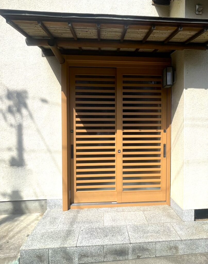 木調の横桟タイプの和風引き戸アルミドア