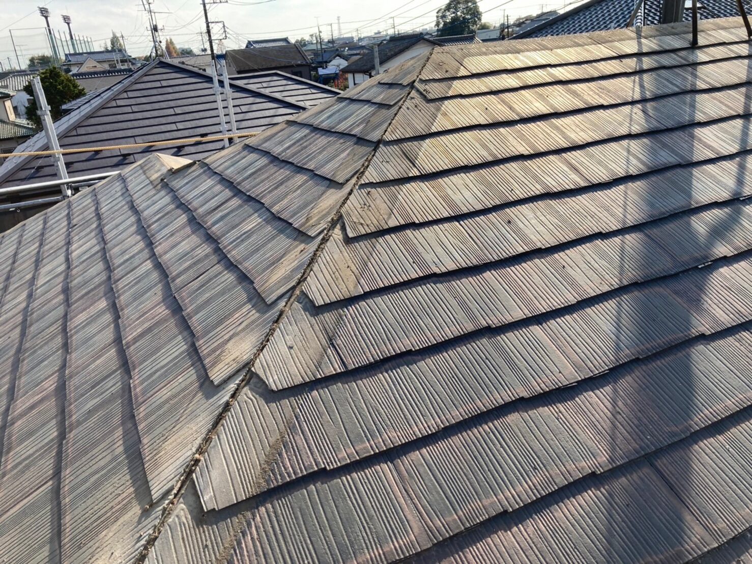 コロニアル屋根を上葺きしようと、棟板金を外したところ