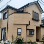 オレンジの塗料で塗り替えられた外壁の戸建て住宅。プリントデザインはなくなったが、押し型の凹凸で立体感を感じる