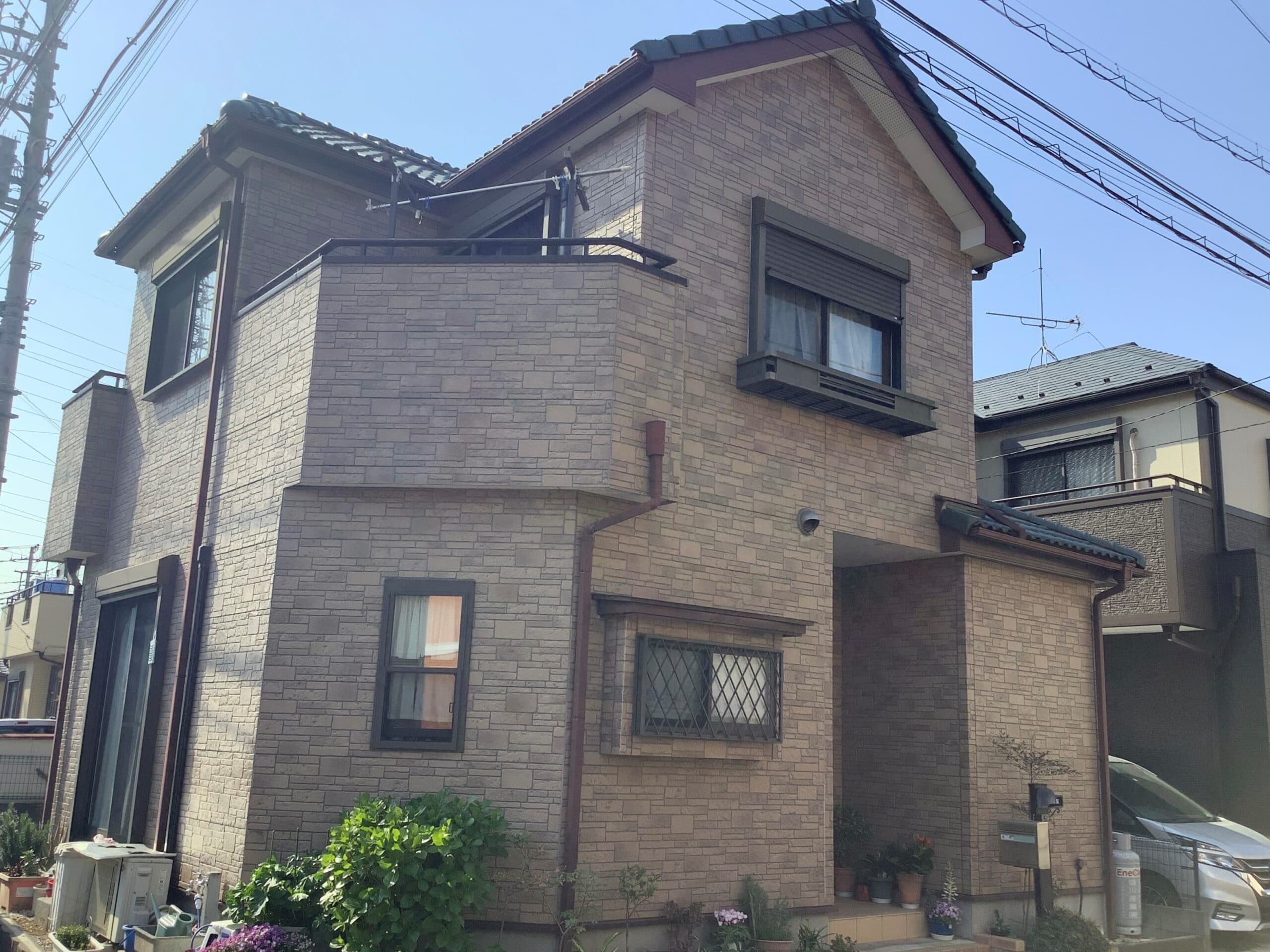 石目調のサイディングで張られた外壁の住宅