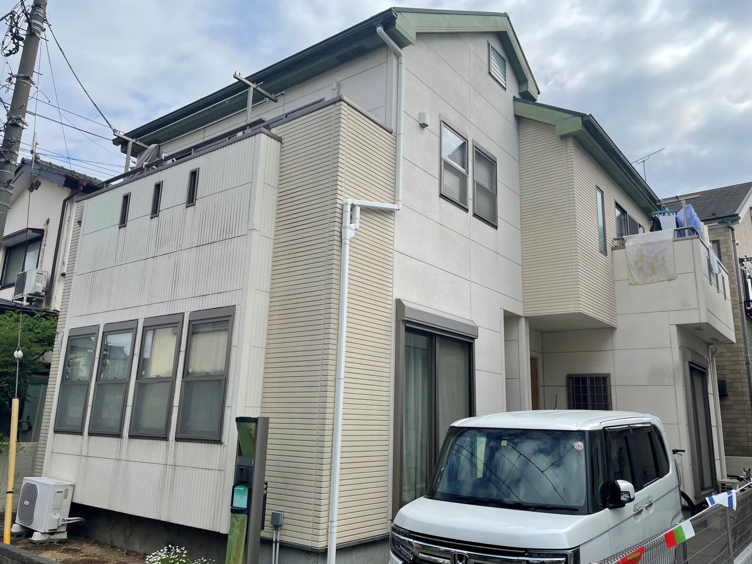 淡いトーンでデザインされているサイディング外壁のお住まい