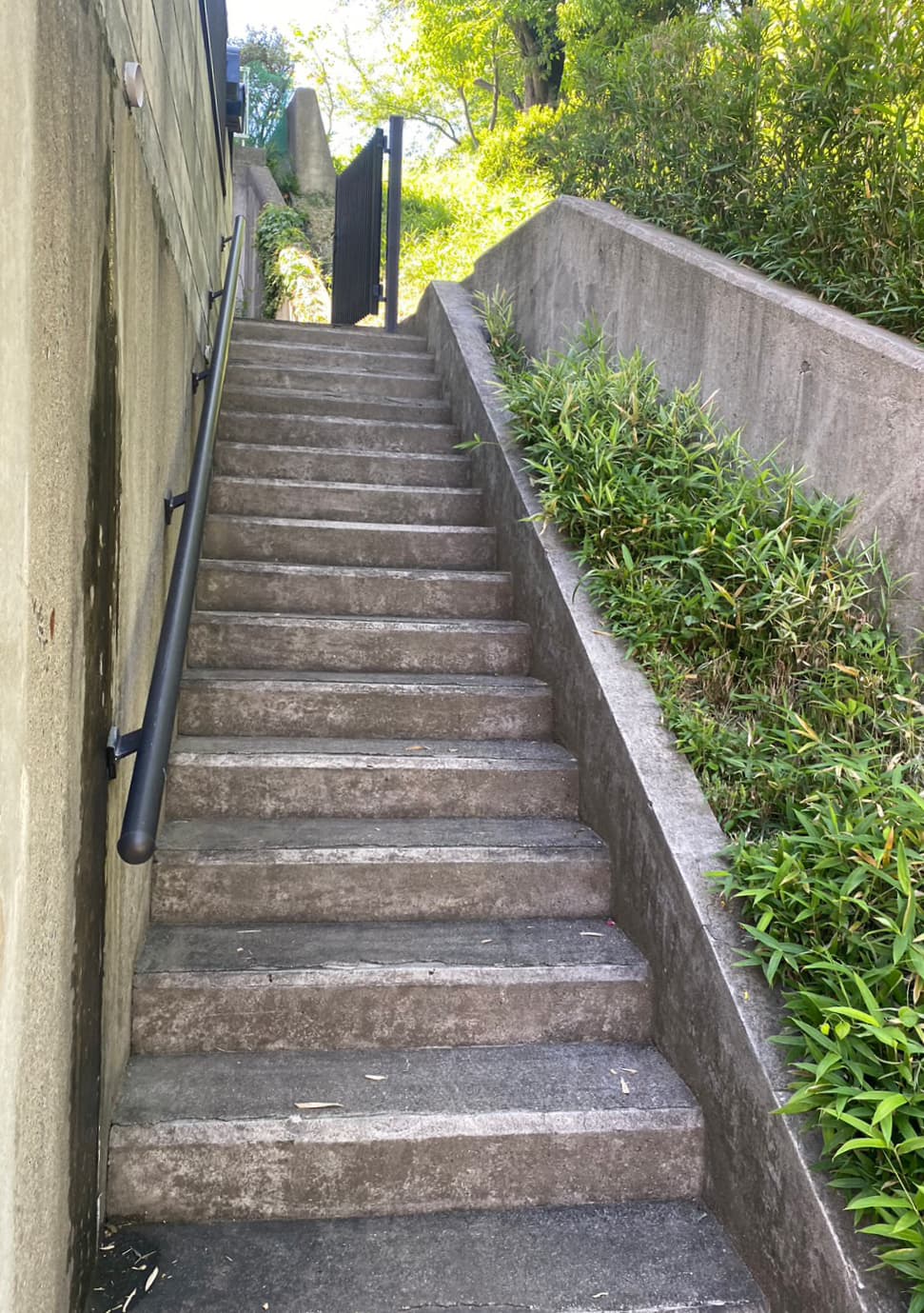 ややがたがたとした外階段。蹴込み方向に盛り上がりがあったりして上り下りが少し怖い
