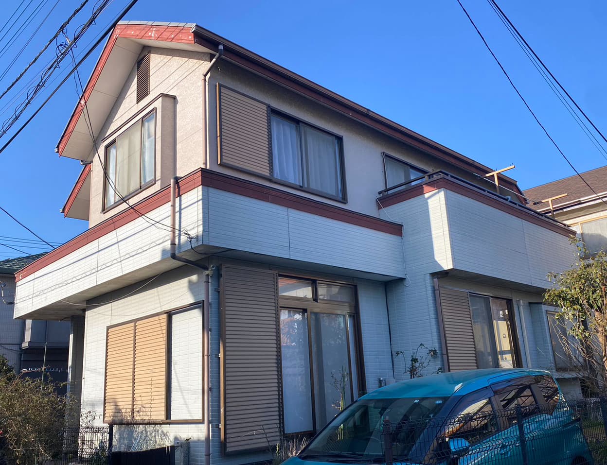 赤い帯板やケラバが剥げてしまって昭和のただずまいを感じる戸建て住宅
