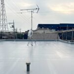 防水膜がぬらぬらに塗られた屋上の写真