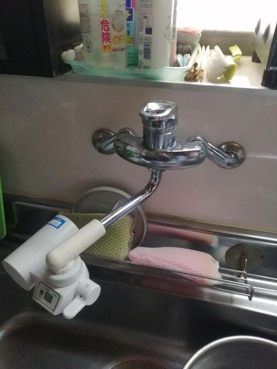 水漏れしている壁付シングルレバー混合栓
