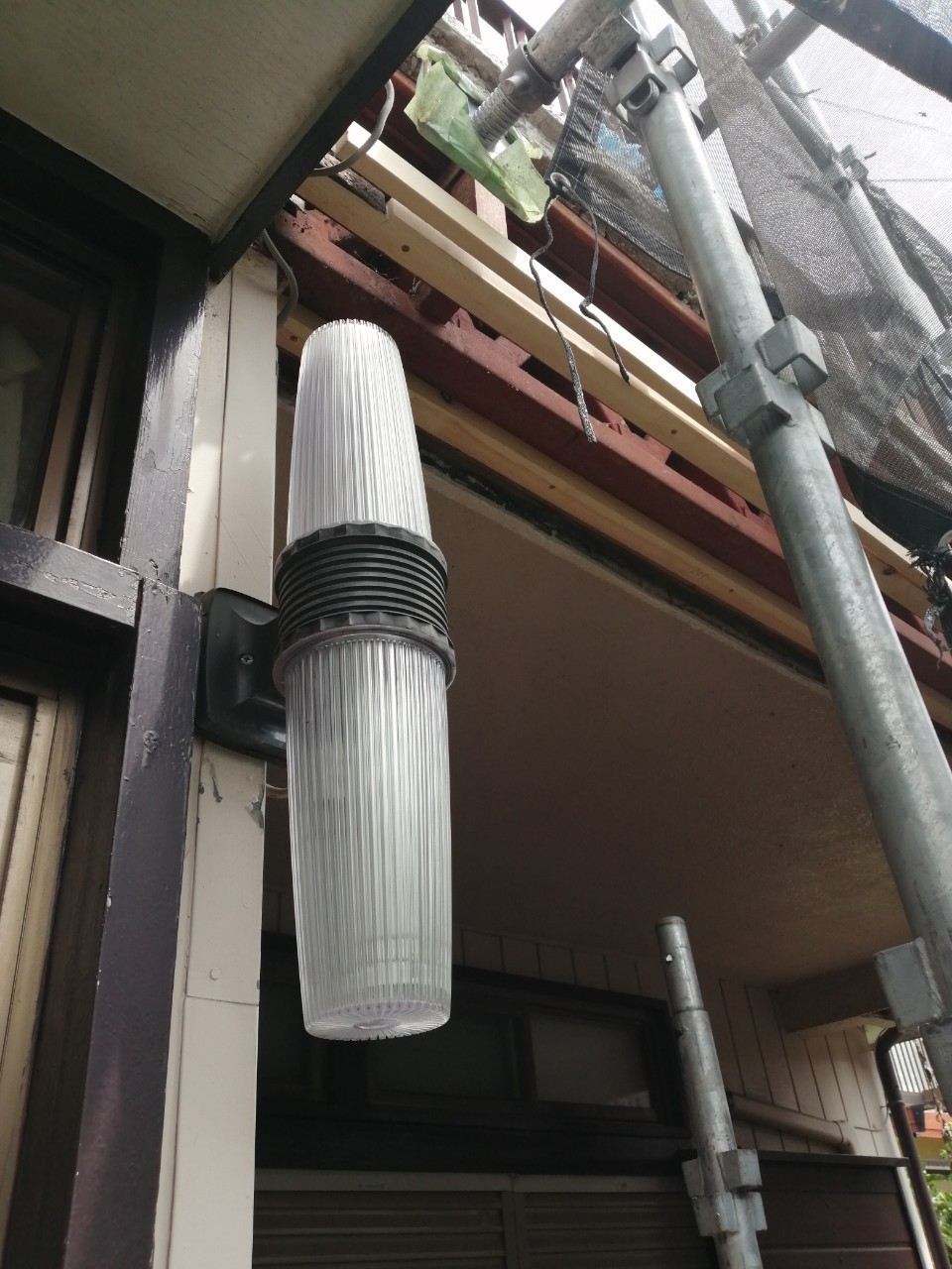 壁がはがれたベランダ下部
