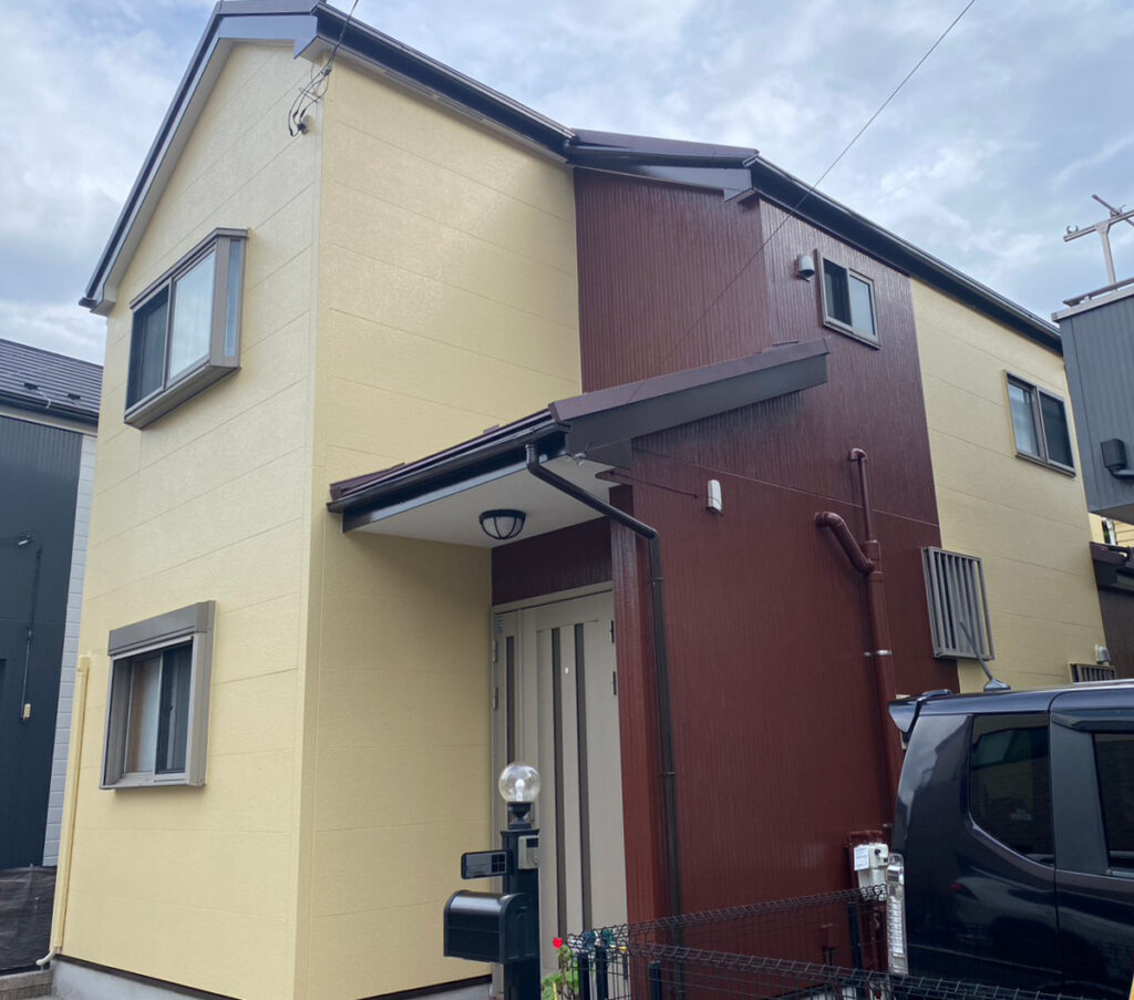 黄色と茶色に塗り分けられたお住いのおうち