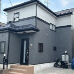 白とグレーでスタイリッシュに塗り替えられたお住い