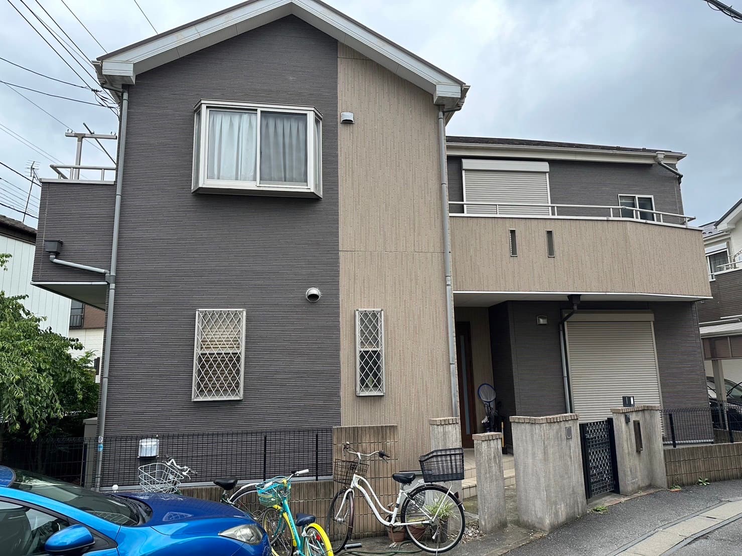 2系統の茶色のサイディング材で貼り分けられた外壁のお住い
