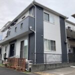 グレー系をアクセントに塗り替えられた戸建て住宅