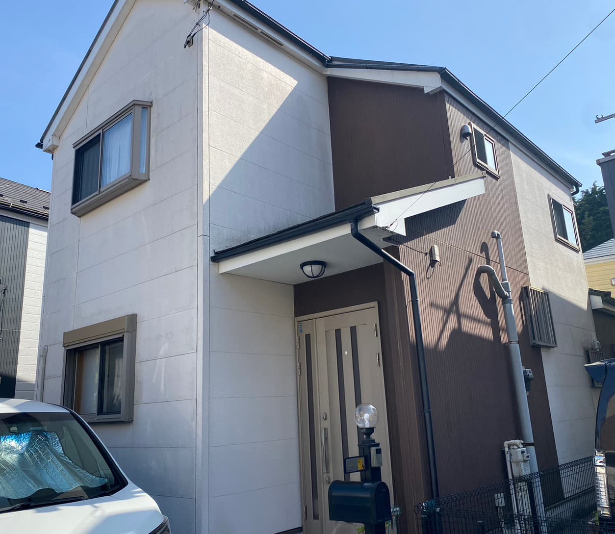白い部分に汚れが出てきている外壁のお住い