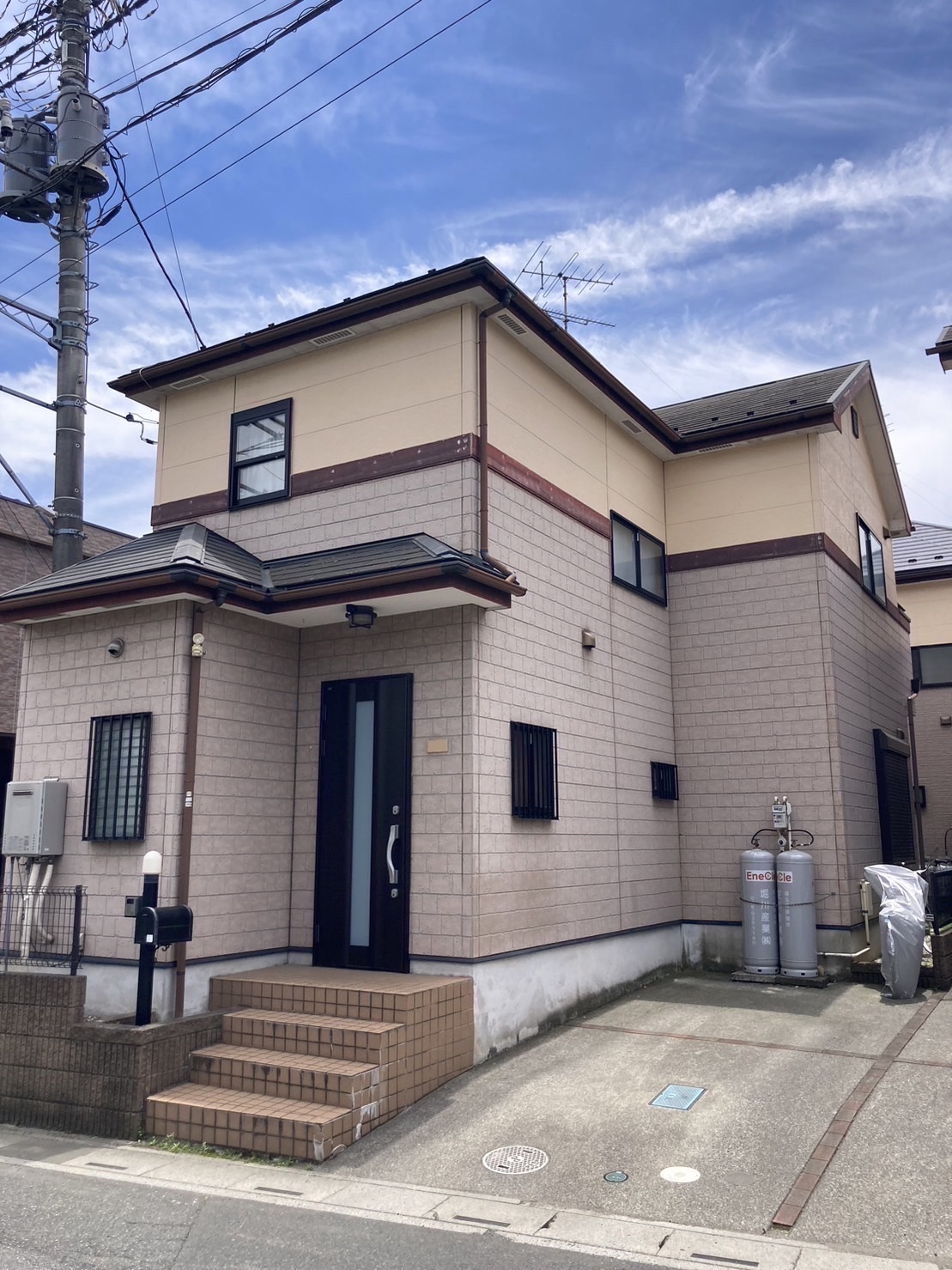 抜けた色の外壁の二階建て住宅