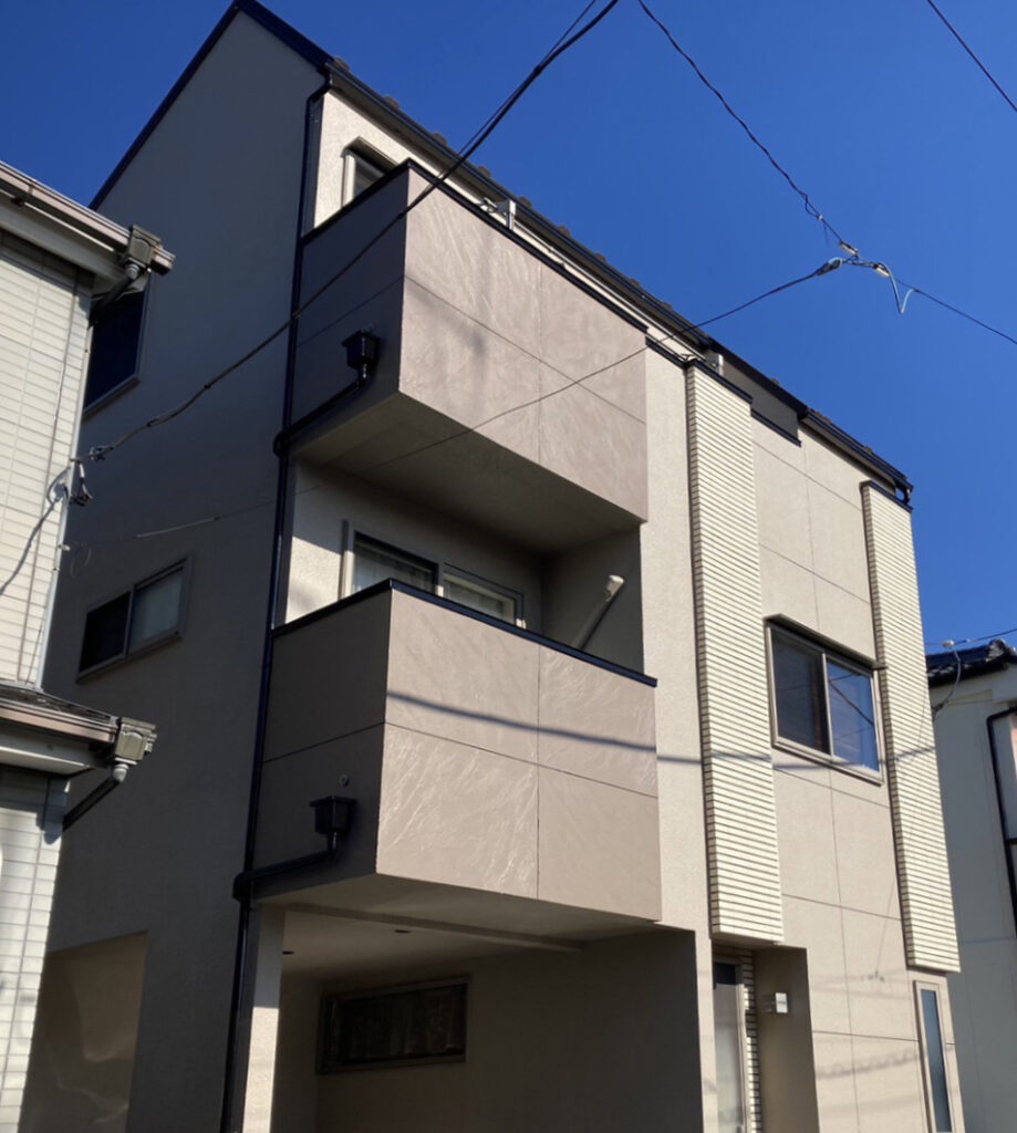 川口市芝にて 外壁塗装工事をさせていただきました 日本ペイント ファインパーフェクトトップ メイン ND-152/ベランダ ND-342