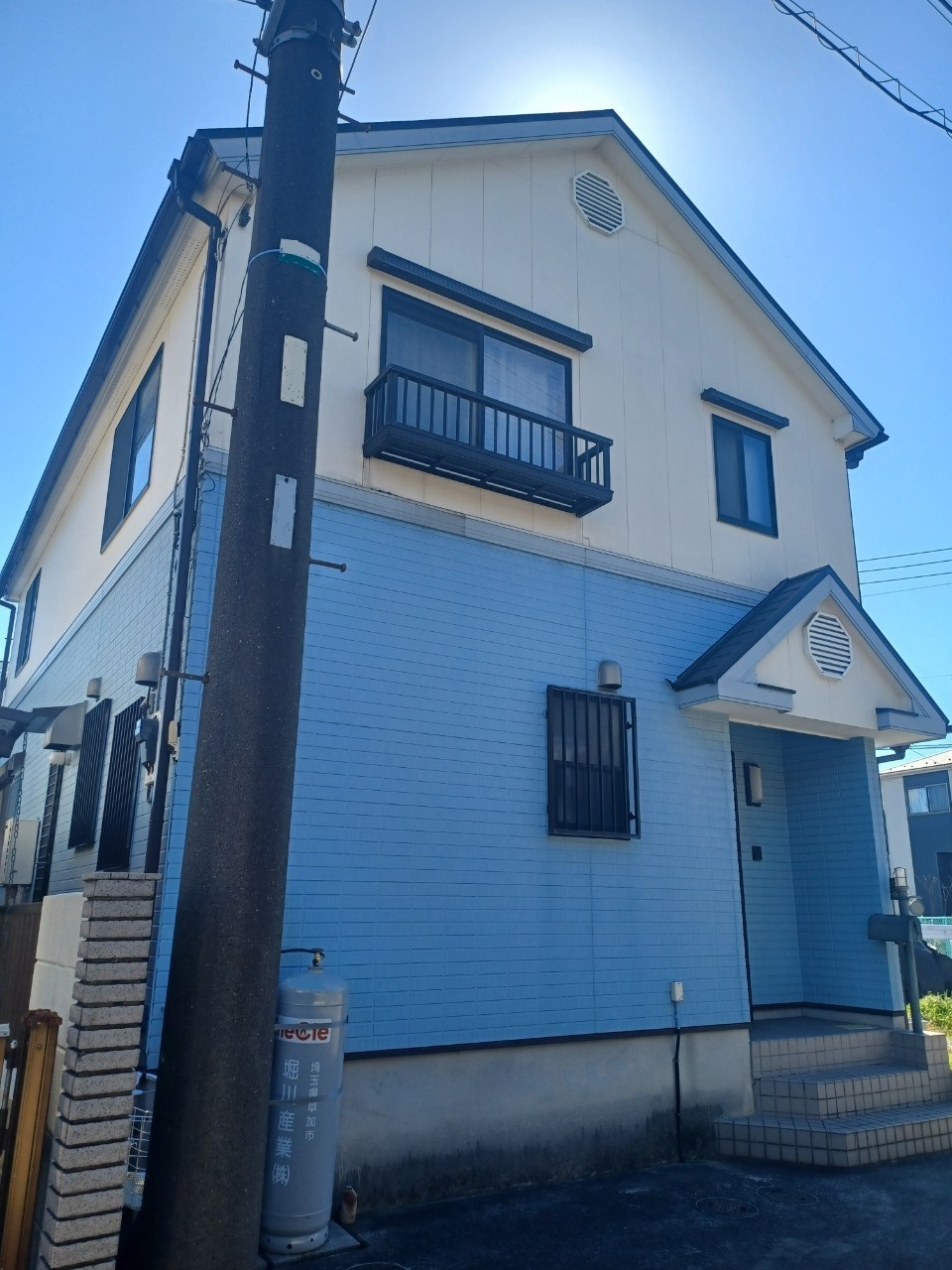 草加市八幡町にて外壁塗装工事をさせていただきました
日本ペイント ファインパーフェクトトップ ND-105/75-70L