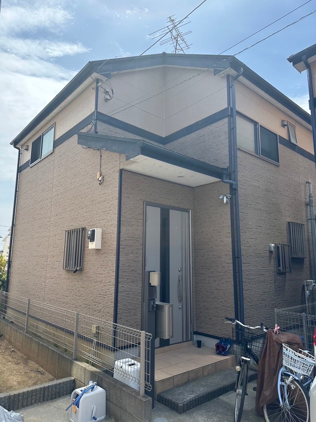 越谷市上間久里にて外壁塗装工事をさせていただきました
日本ペイント ファインパーフェクトトップ ND-184/ND-111