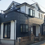 川口市飯塚の2色に塗り分けられた外壁塗装された住宅