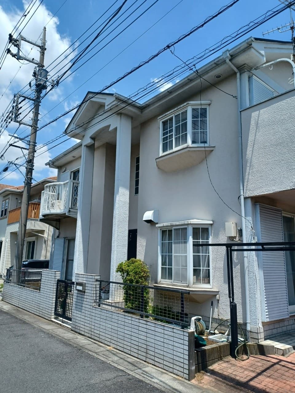 越谷市花田にて外壁塗装工事をさせていただきました
ロックペイント 1液ユメロックDX RP-203/RP-134