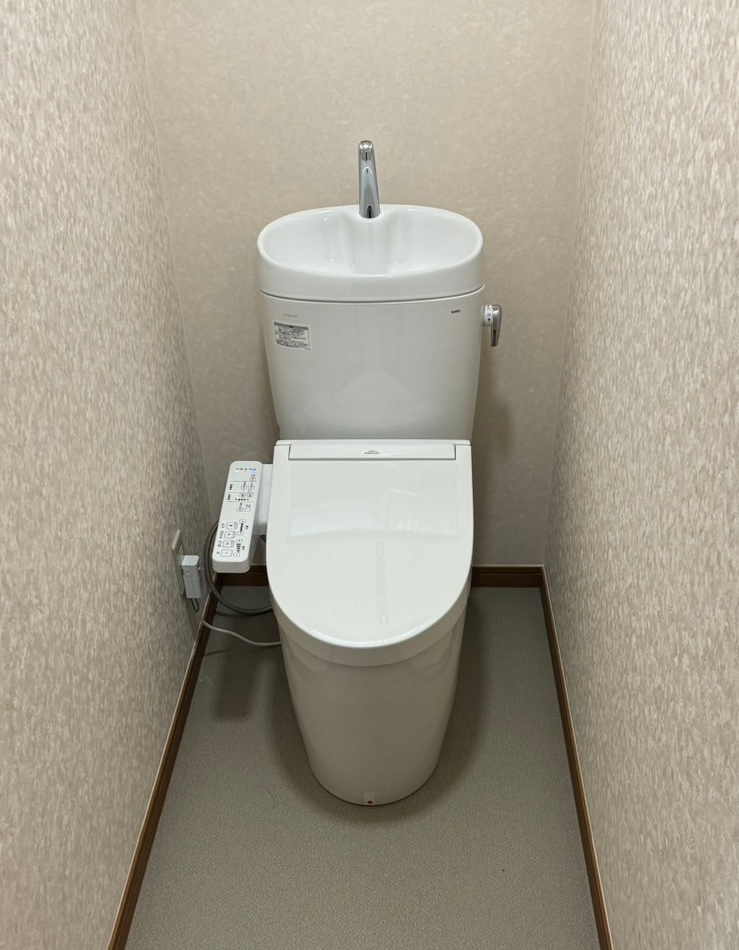 柏市の施工後の綺麗なトイレの画像です。