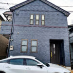 岩槻区本丸の紺色で塗られた外壁の戸建て住宅