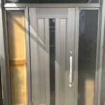 越谷市神明町の新しいガラスパネル付きの玄関ドアの施工後の画像