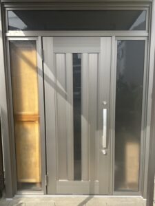 越谷市神明町の新しいガラスパネル付きの玄関ドアの施工後の画像