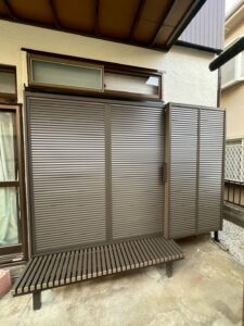 雨戸交換後の美しい仕上がりを示しています