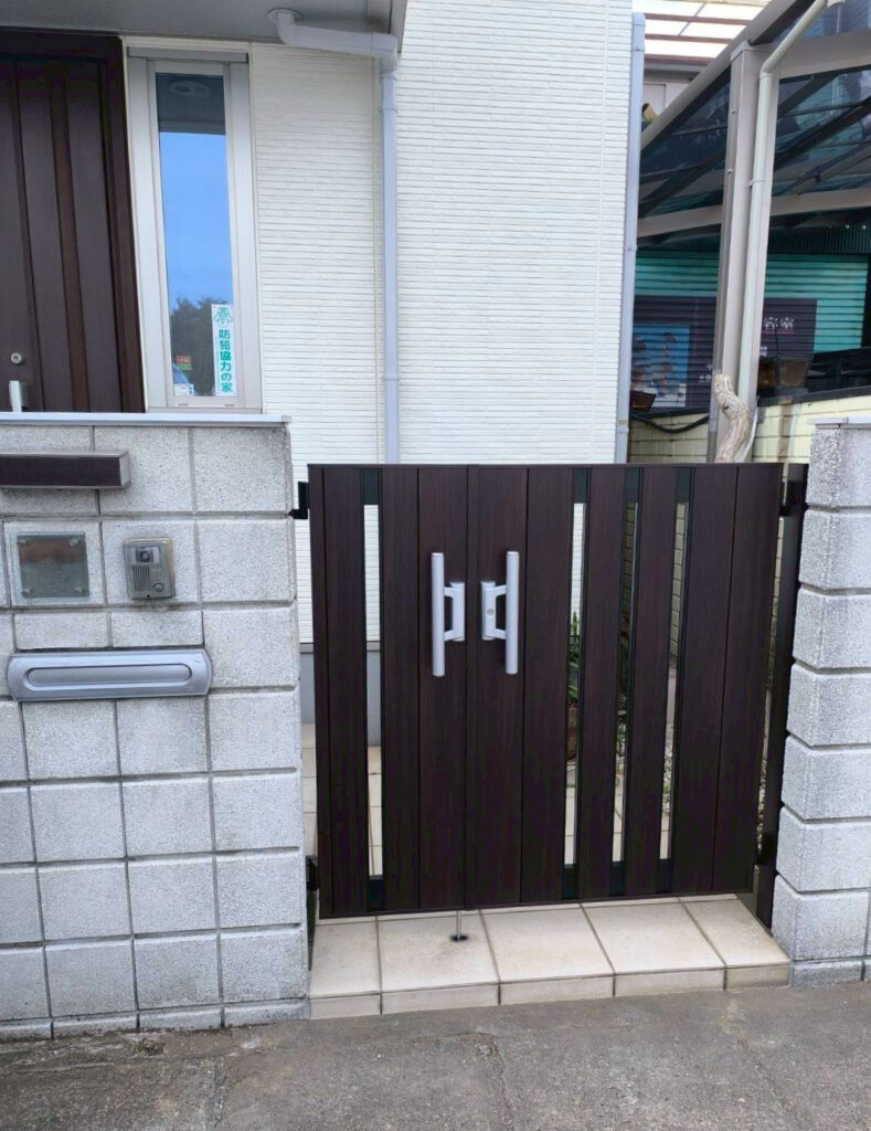 流山市野々下の家の前にある、新しい門扉です