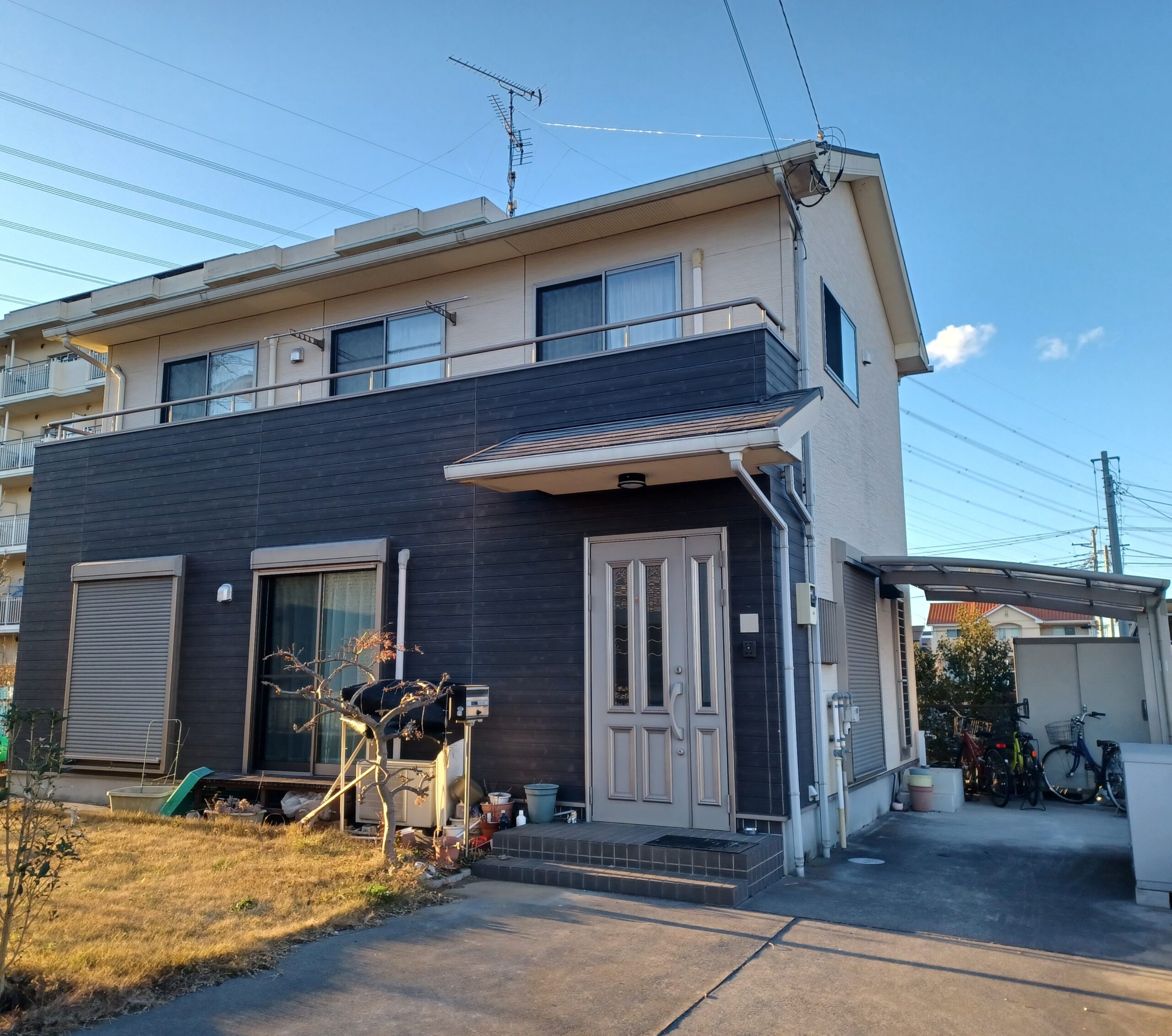施工前の写真 外壁の黒い塗料がややまばらに薄くなっている